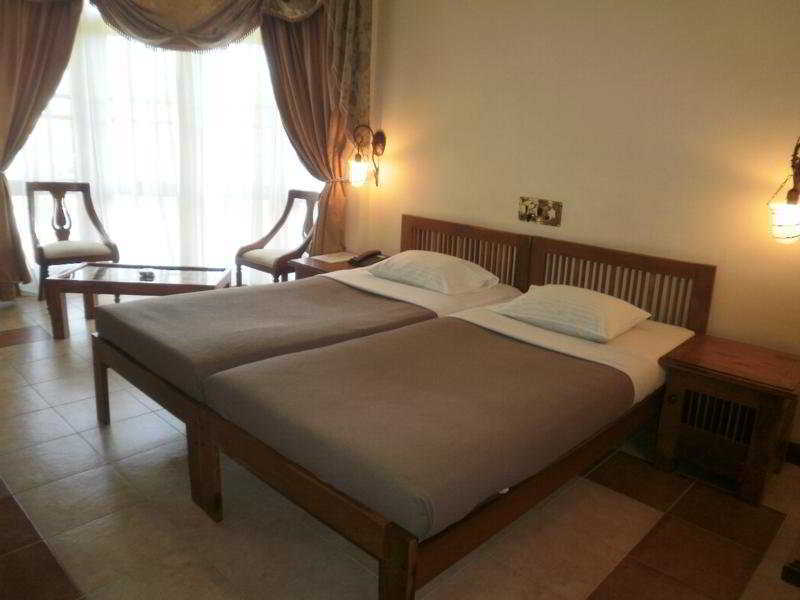 Senani Hotel Канди Екстериор снимка