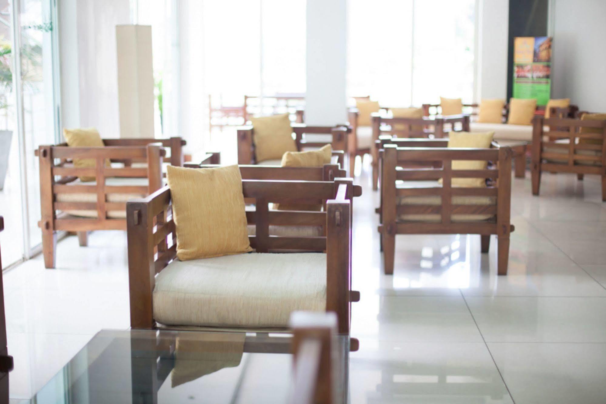 Senani Hotel Канди Екстериор снимка