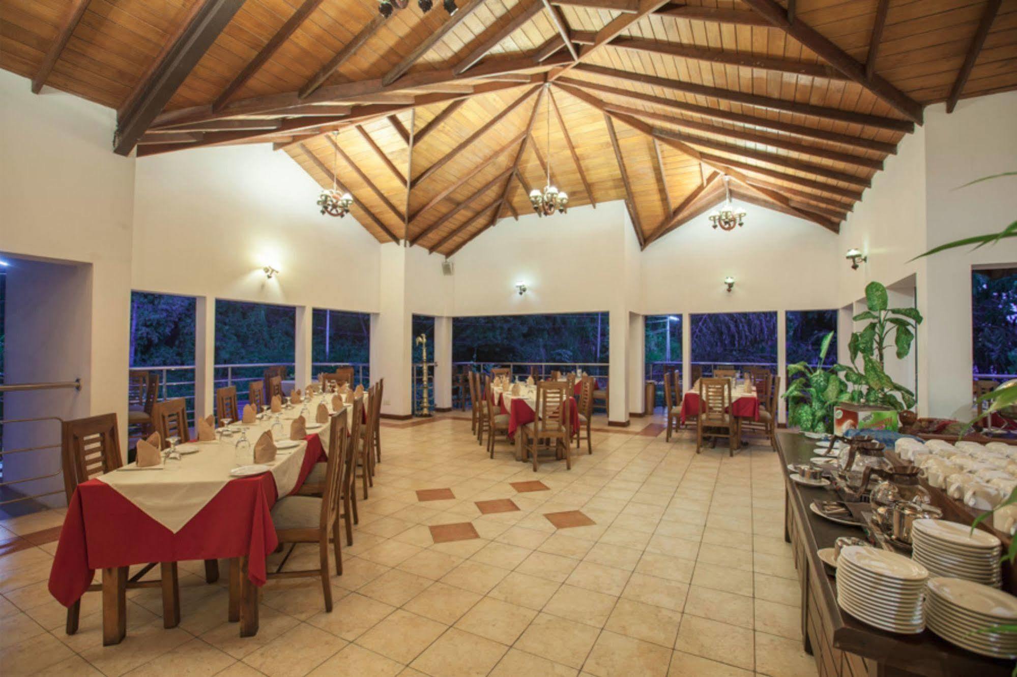 Senani Hotel Канди Екстериор снимка