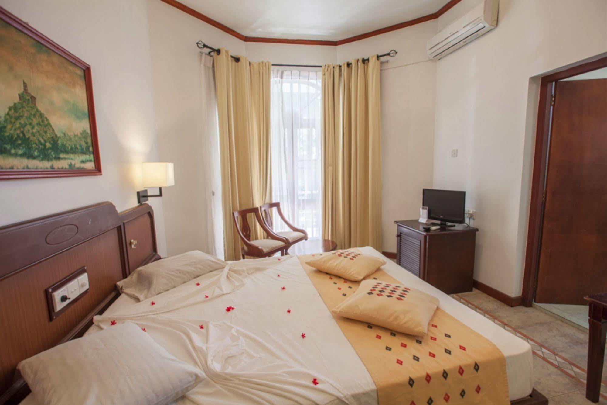 Senani Hotel Канди Екстериор снимка