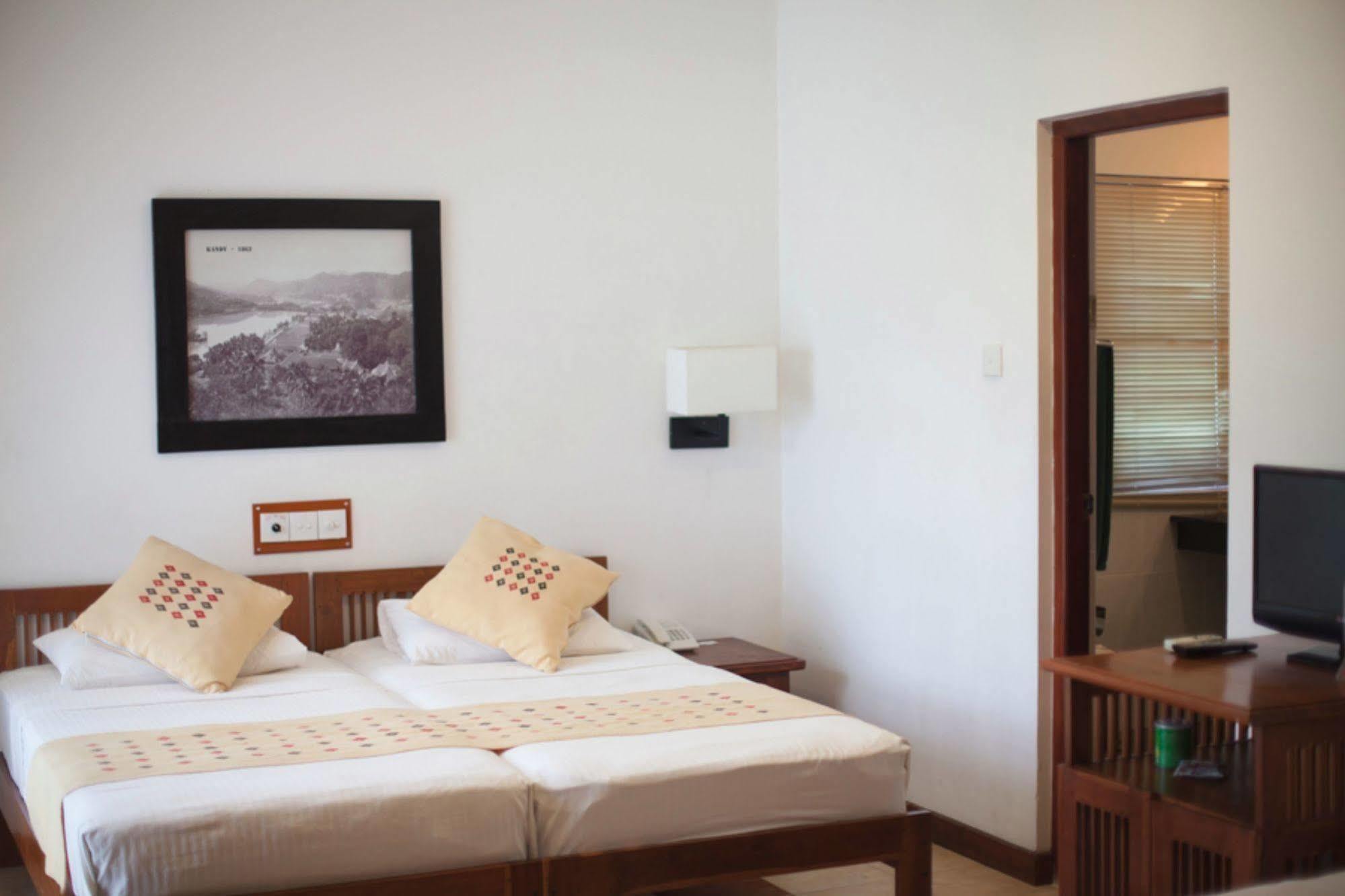 Senani Hotel Канди Екстериор снимка