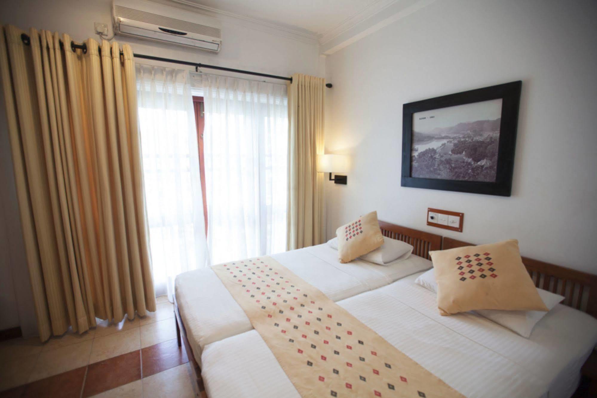 Senani Hotel Канди Екстериор снимка