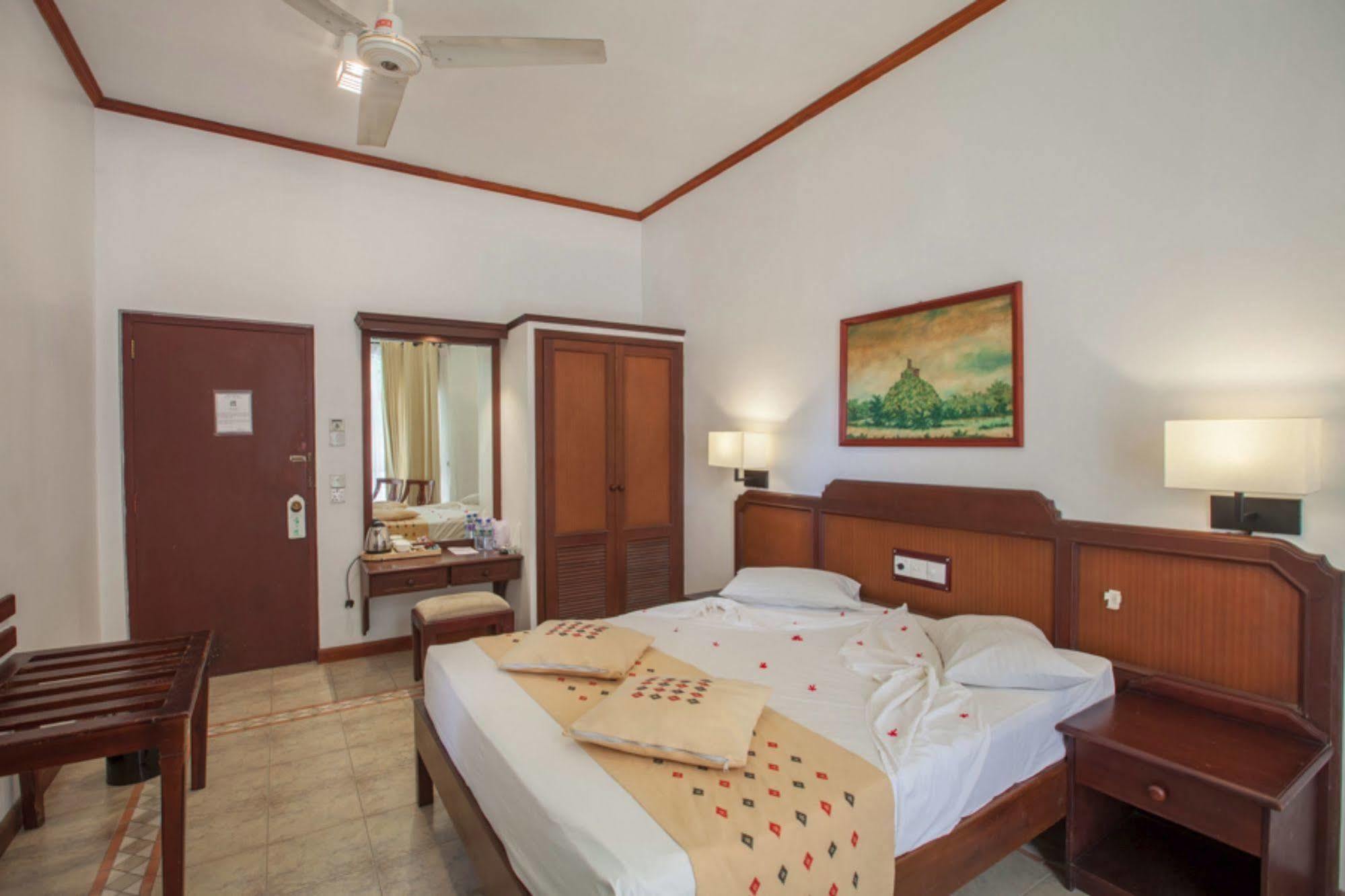 Senani Hotel Канди Екстериор снимка