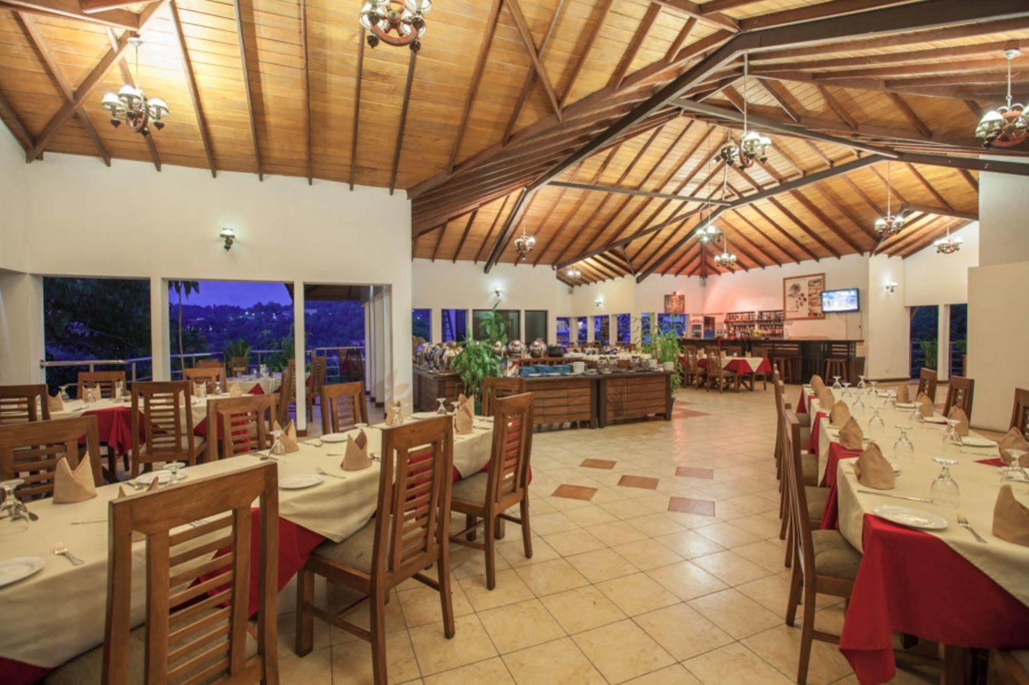 Senani Hotel Канди Екстериор снимка